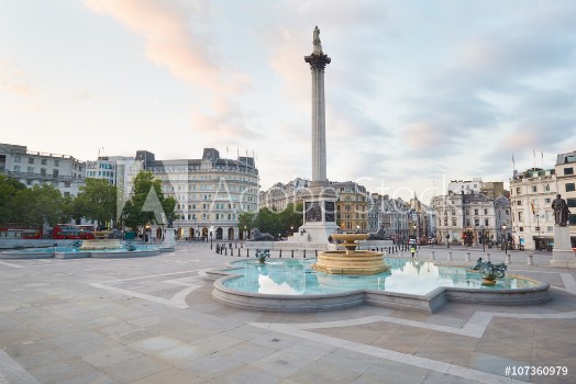 Bild på Empty Trafalgar square early morning in London natural light
